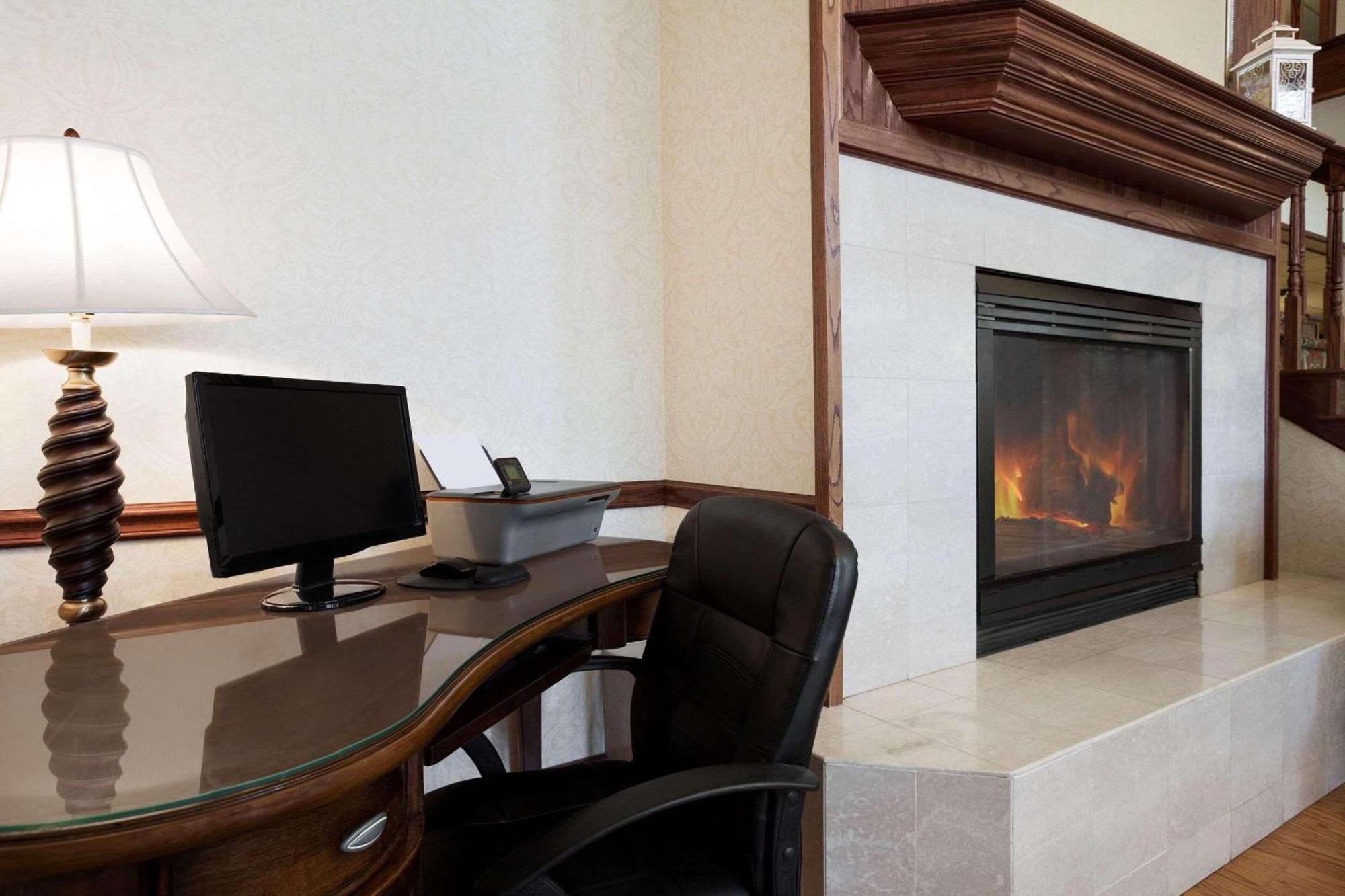 Country Inn & Suites By Radisson Bismarck Waterpark מראה חיצוני תמונה