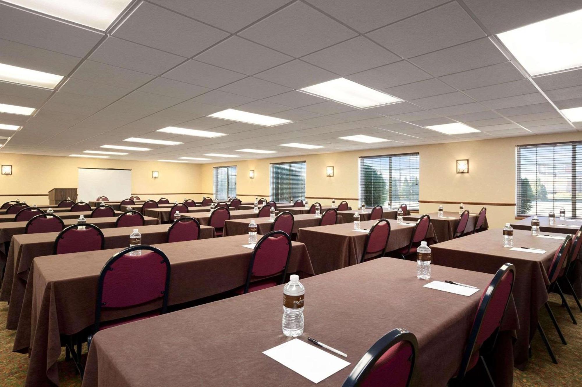 Country Inn & Suites By Radisson Bismarck Waterpark מראה חיצוני תמונה